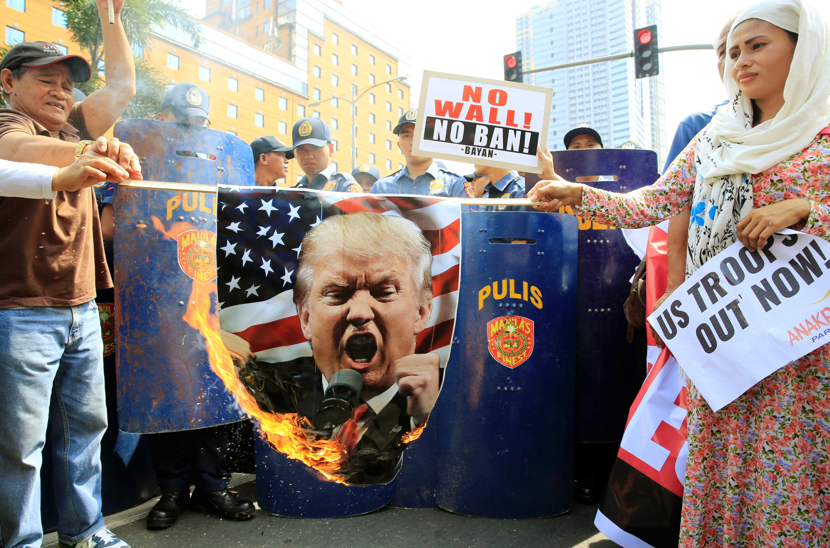 حرق صورة ترامب وعلم أمريكا فى مظاهرة بالفلبين