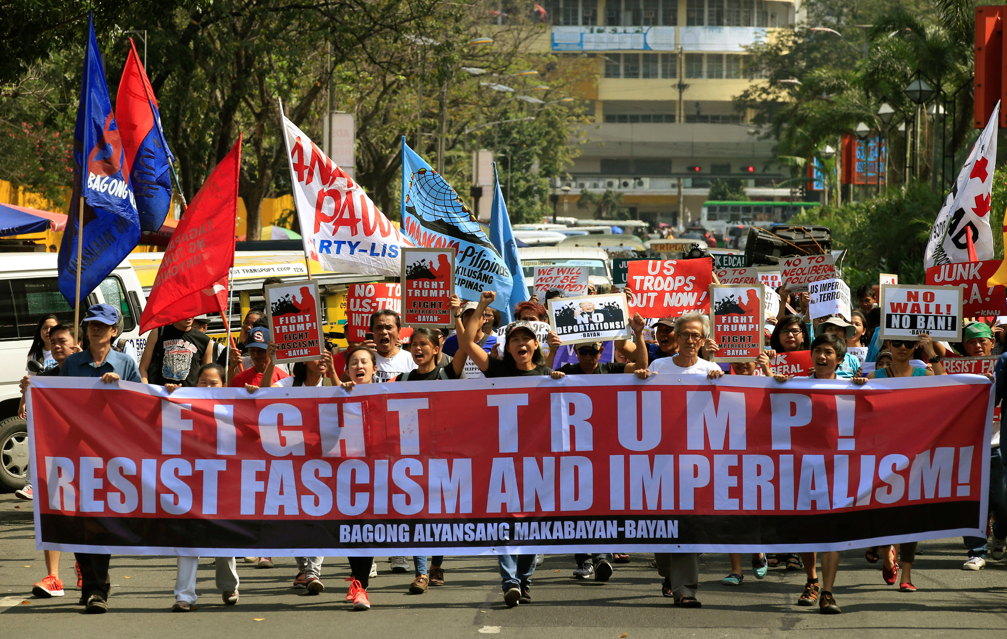 لافتة تطالب بمحاربة فاشية وامبريالية ترامب خلال مظاهرة فى الفلبين