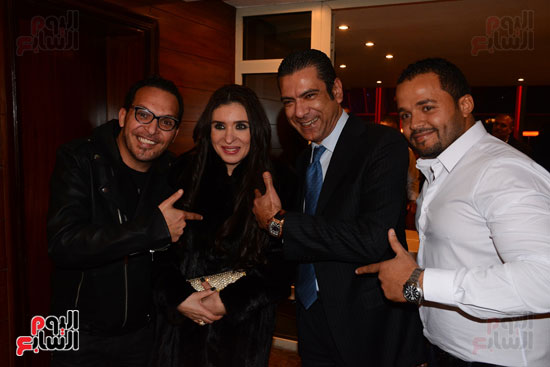 دينا تتوسط ياسر الحريرى وحمادة