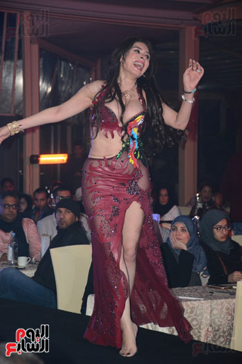 دينا تواصل فقرتها