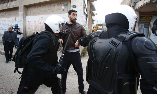 الشرطة-الفلسطينية-تعتقل-أحد-المتظاهرين