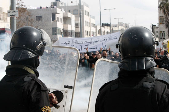 الشرطة-الفلسطينية-فى-مواجهة-مع-تظاهرة-احتجاجية