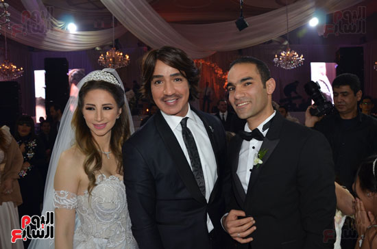هانى البحيرى يتوسط العروسين