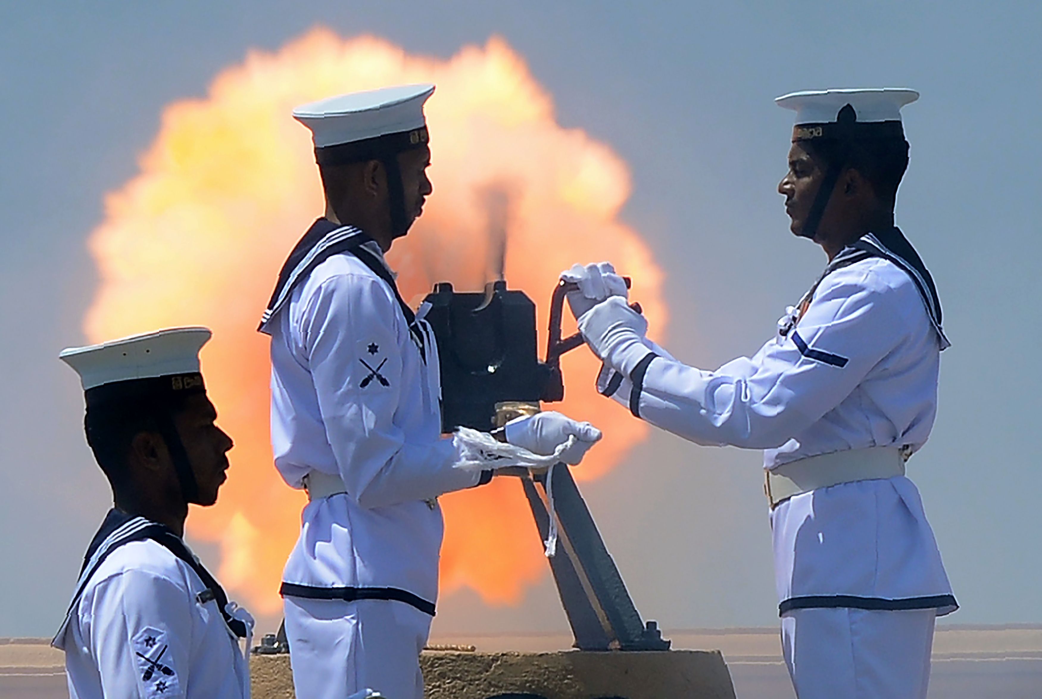 أفراد البحرية السريلانكية يطلقون نيران المدافع احتفالًا بعيد الاستقلال