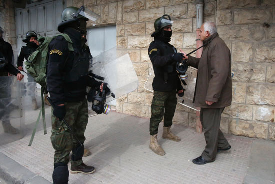 الشرطة-الفلسطينية-تعتقل-رجل-مسن