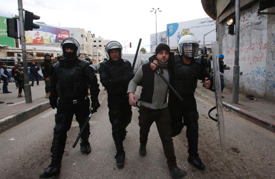 الشرطة-الفلسطينية-تعتقل-متظاهر