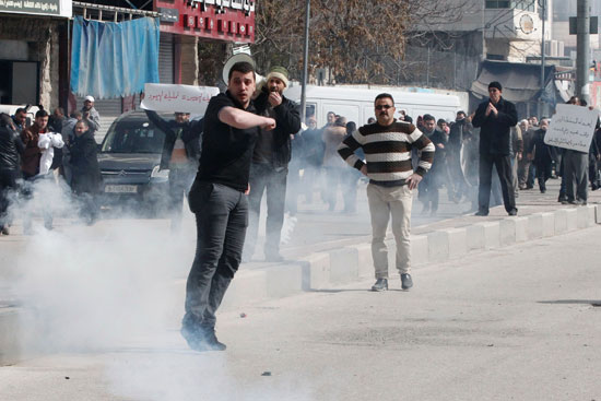 متظاهرون-فلسطينيون-فى-مواجهة-الغاز-المسيل-للدموع
