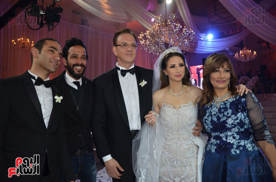 أحمد عصام والعروسان ووالدا العروس