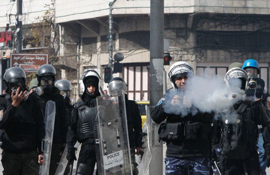 شرطي-فلسطيني-يطلق-قنابل-مسيلة-للدموع-لتفريق-المتظاهرين