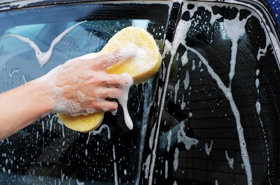 تنظيف نوافذ السيارة