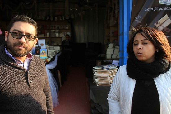 نفين ومحمد أمام الخيمة الخاصة بدار كيان بمعرض الكتاب