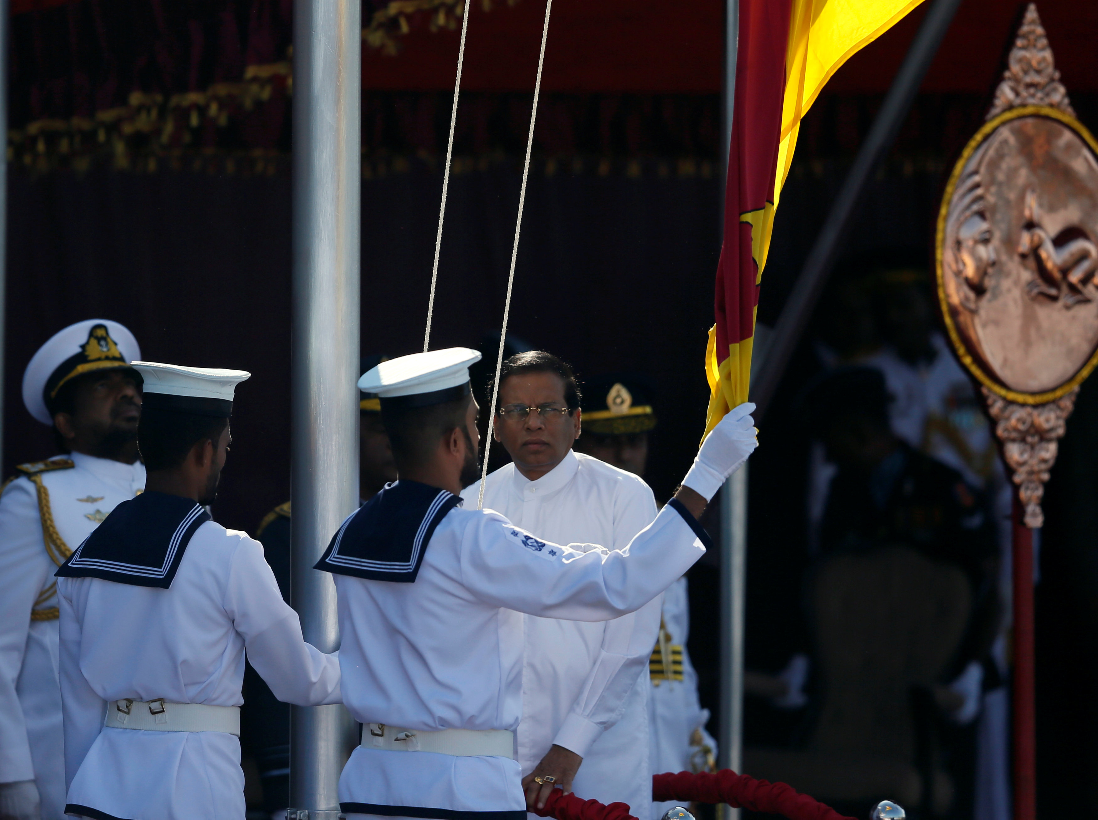 القوات البحرية ترفع على الدولة خلال احتفالات عيد الاستقلال