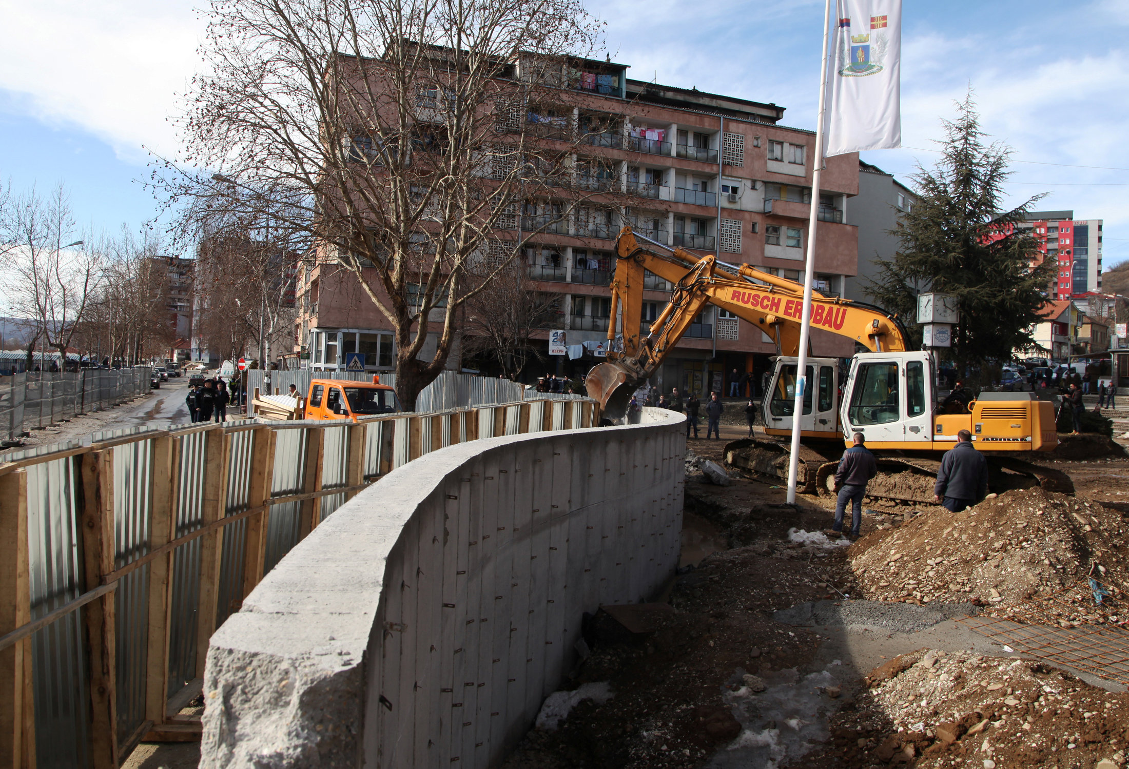 هدم الجدار الفاصل بين صربيا وكوسوفو بمدينة ميتروفيتسا