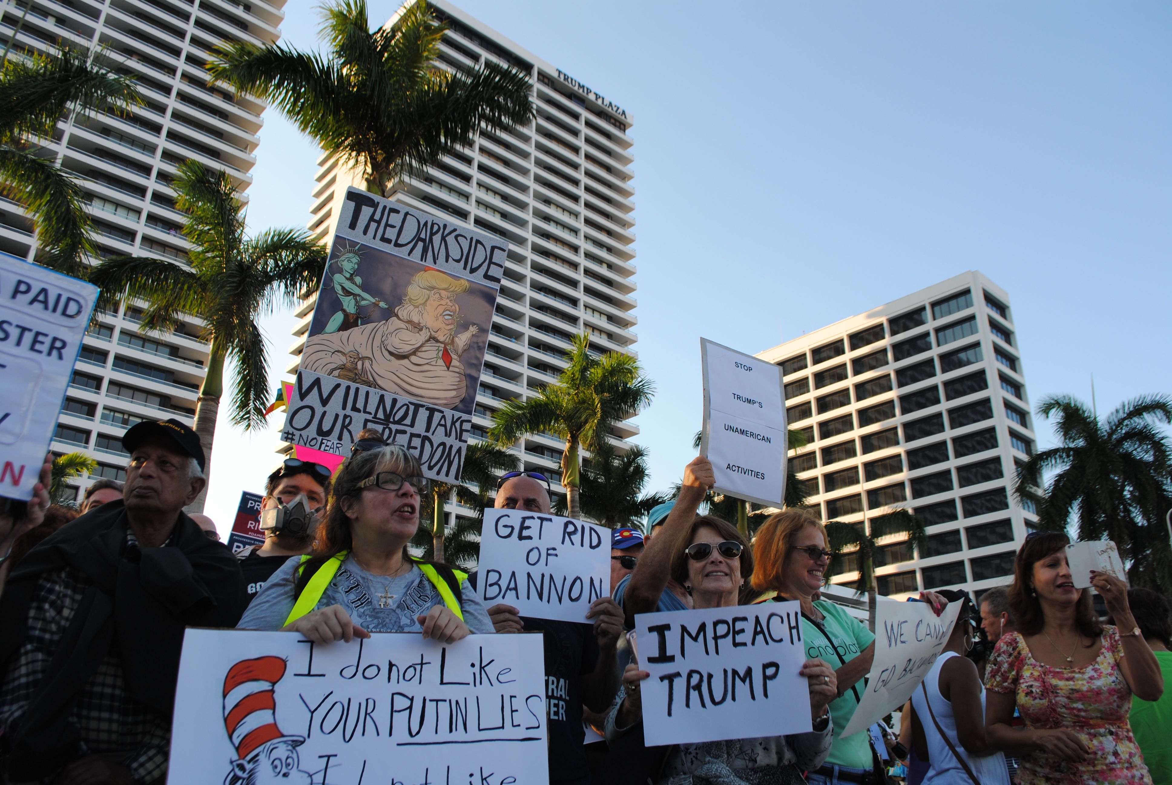 تظاهرات ضد الرئيس الأمريكى فى فلوريدا