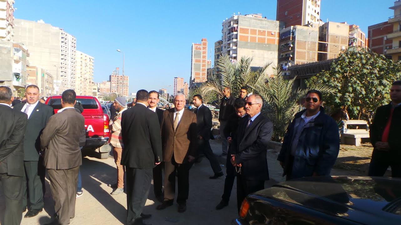 اللواء عادل التونسى مدير أمن الإسكندرية فى الجنازة