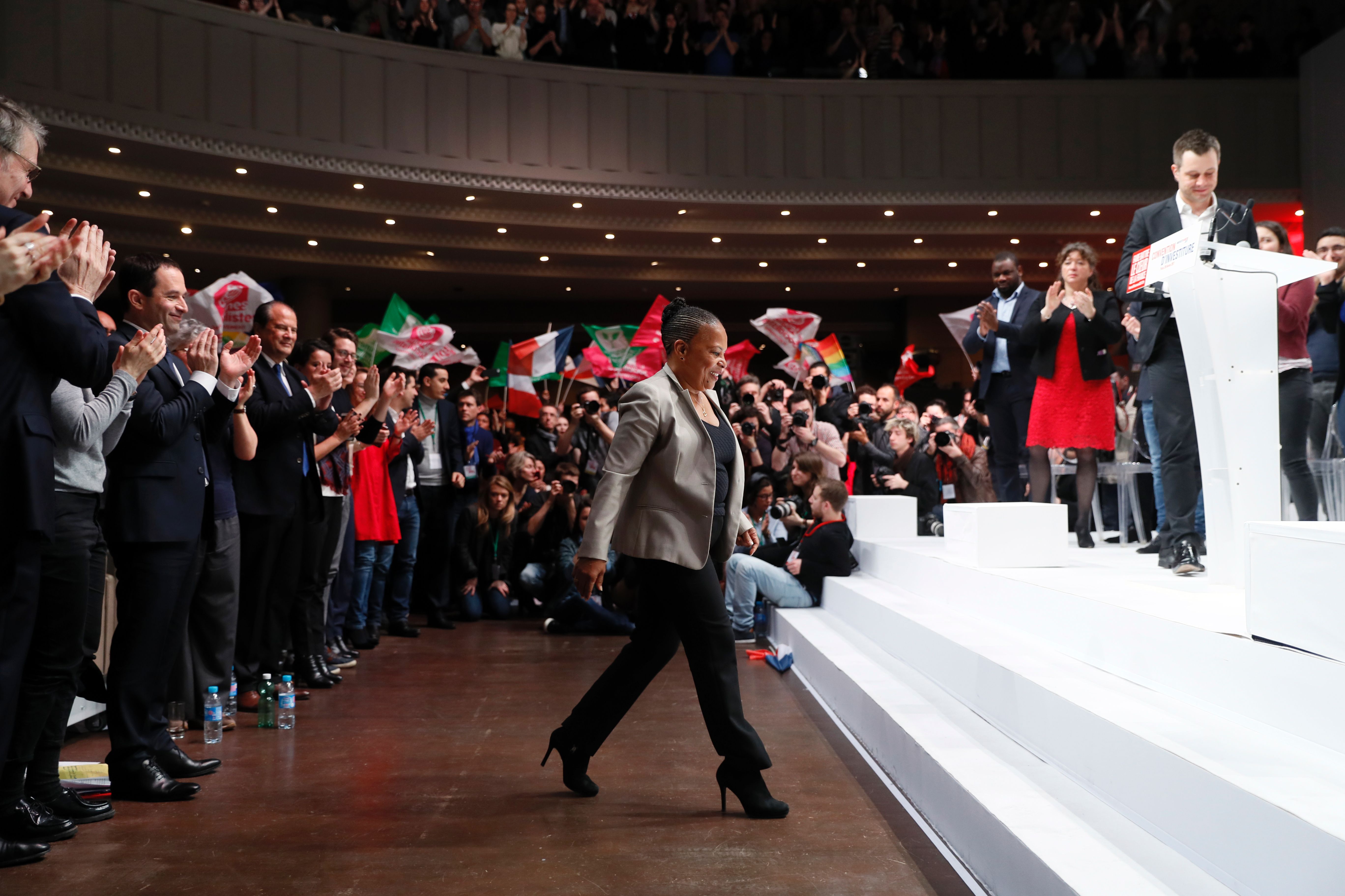 وزيرة العدل الفرنسية كرستين تيوبرا تصعد على المنصة خلال اجتماع الحزب - أ ف ب