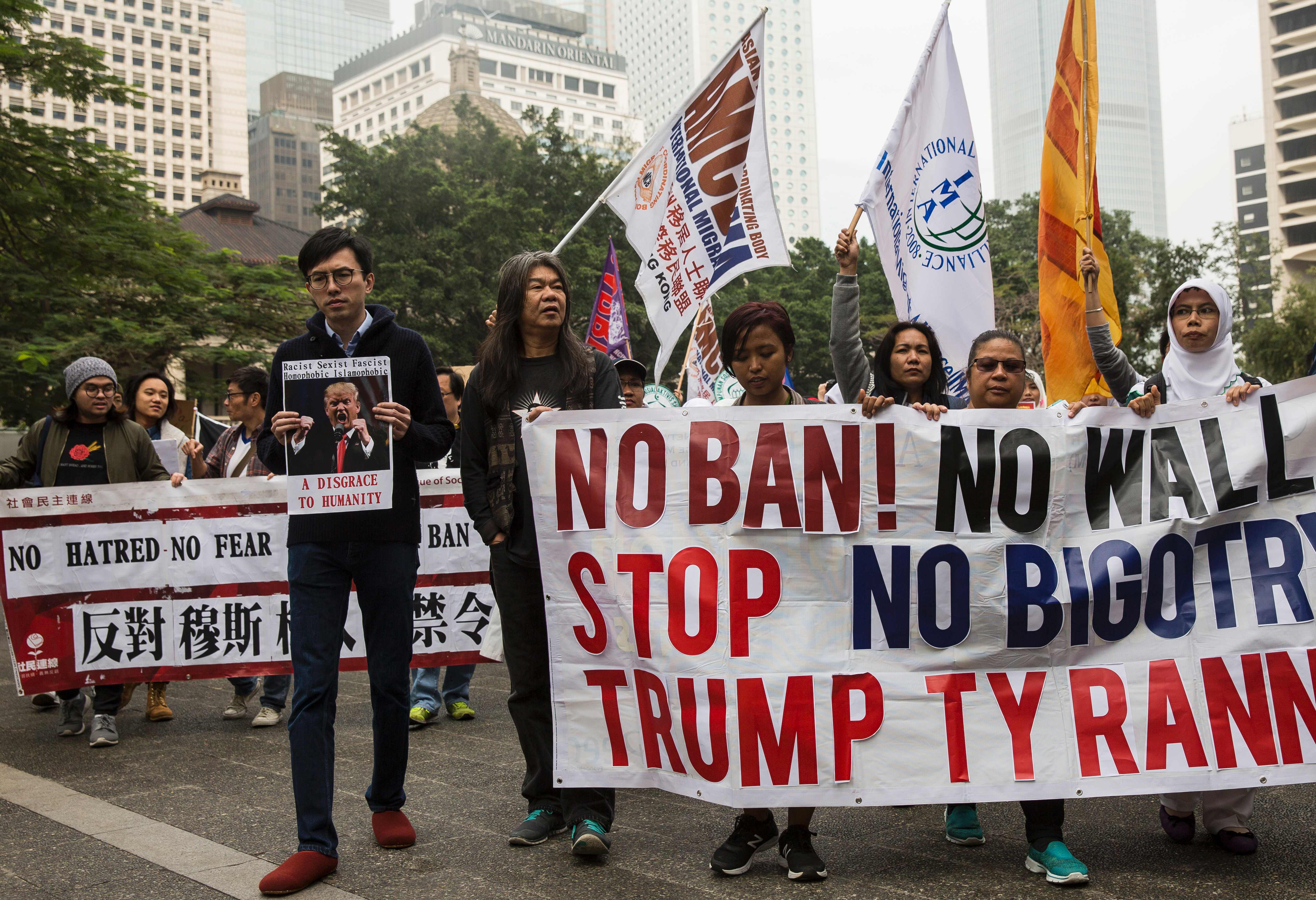 لافتات ضد قرار ترامب بحظر السفر