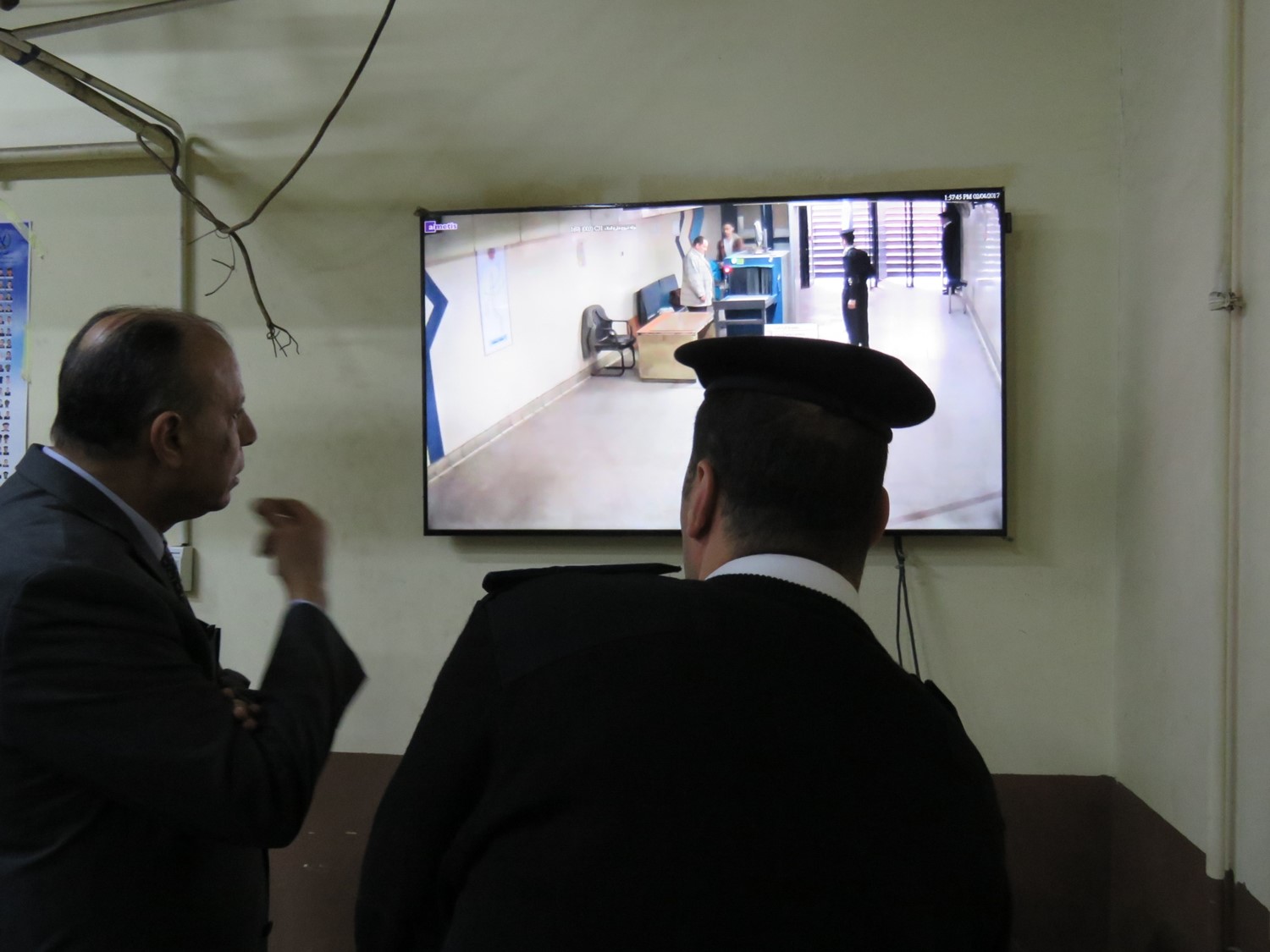  اللواء محمد يوسف يتابع كاميرات المراقبة داخل المترو 