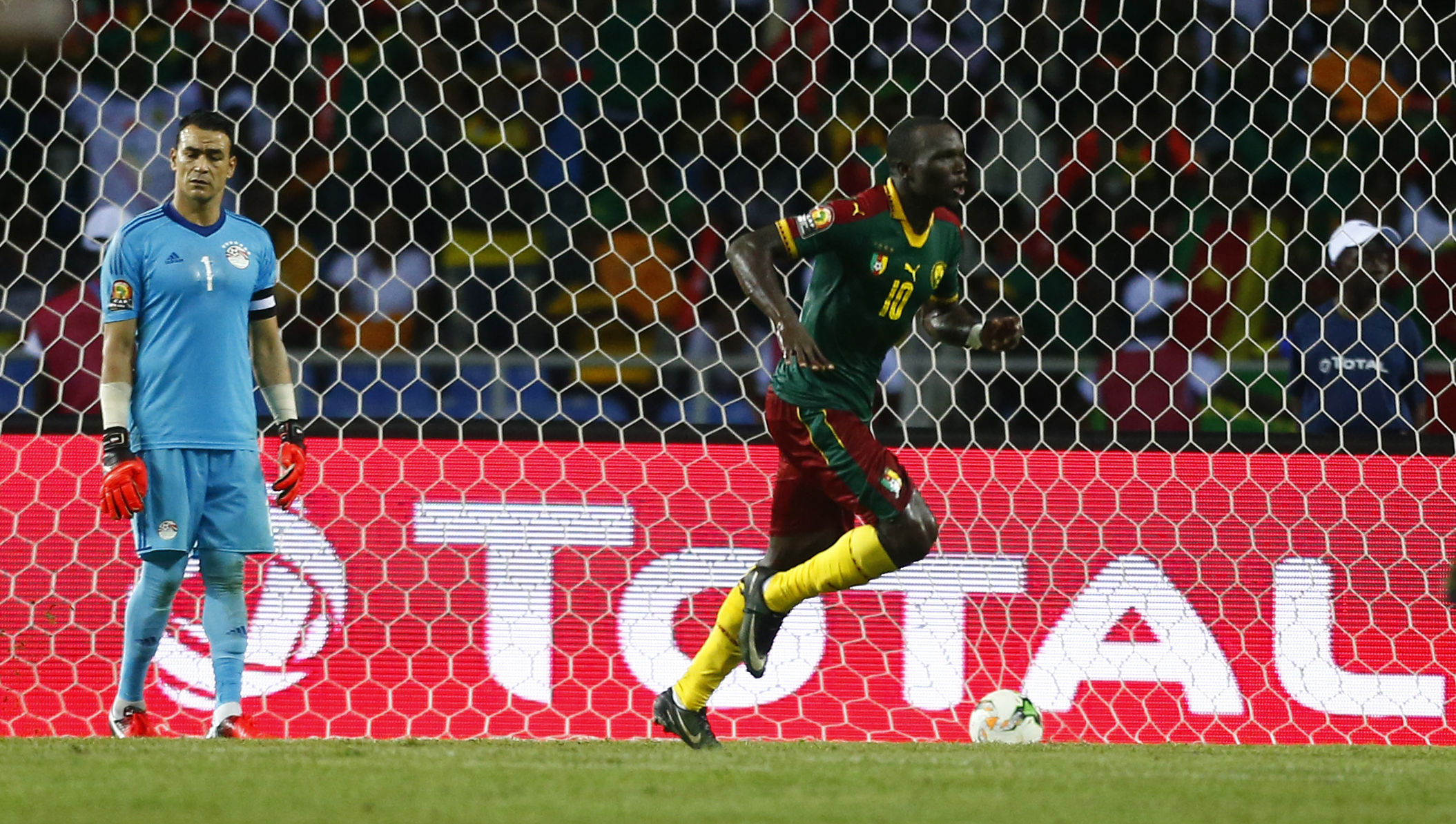 الكاميرونى فينسنت أبو بكر هز شباك عصام الحضرى فى نهائى كأس الأمم الأفريقية