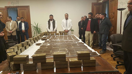 القيادات الأمنية بعد القبض على التجار