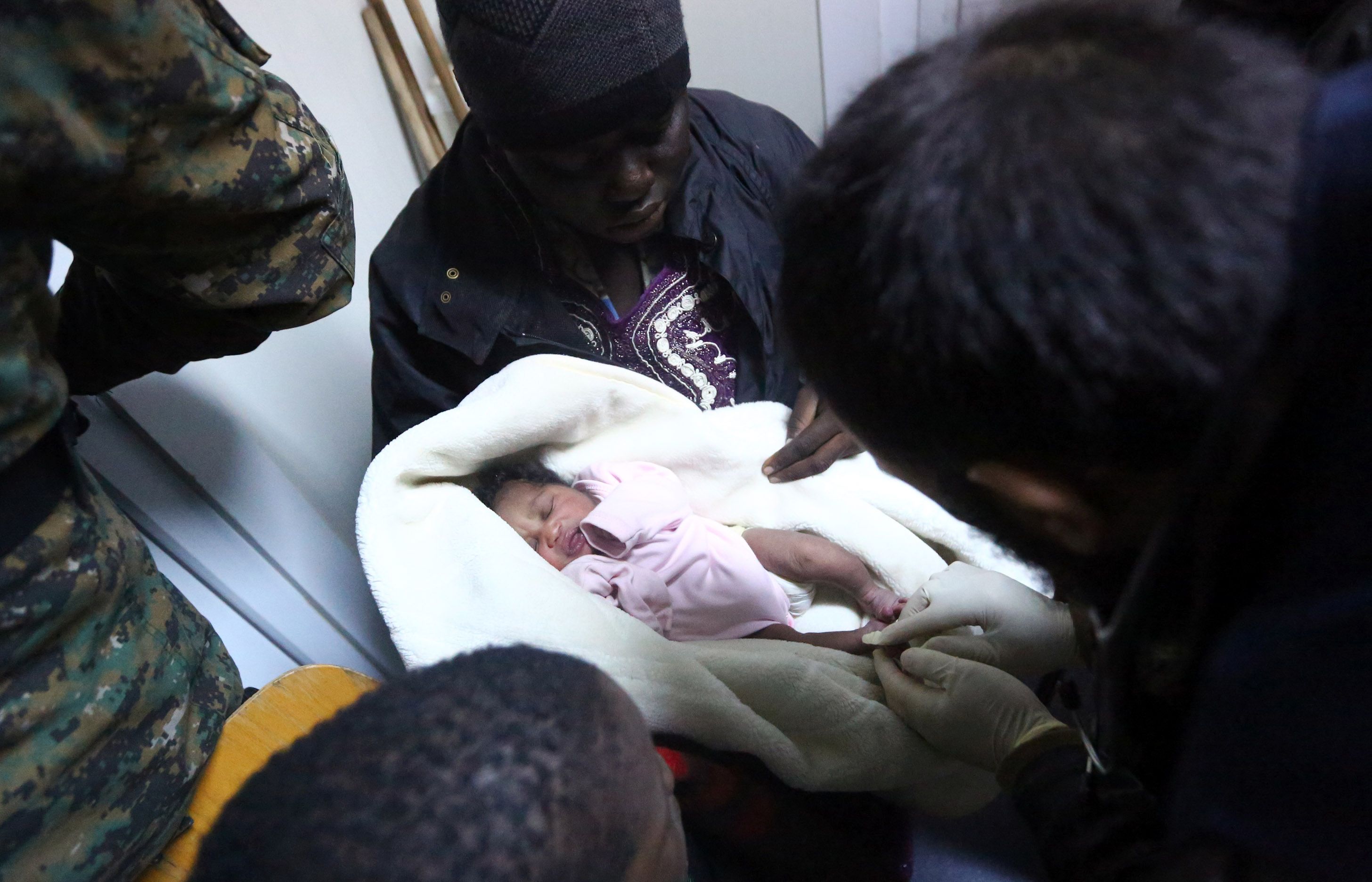 انقاذ مولود  على مركب لمهاجرين غير شرعيين قبالة السواحل الليبية