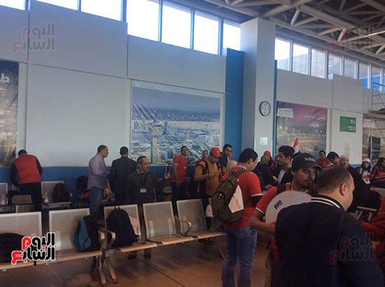 مشجعى-المنتخب-يحملون-اعلام-مصر