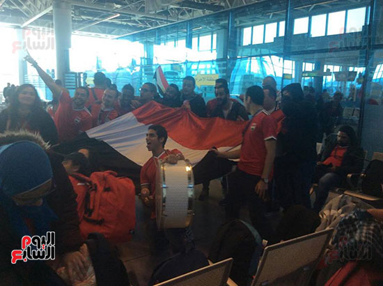 المشجعين-يهتفون-للمنتخب-القومى-حاملين-علم-مصر