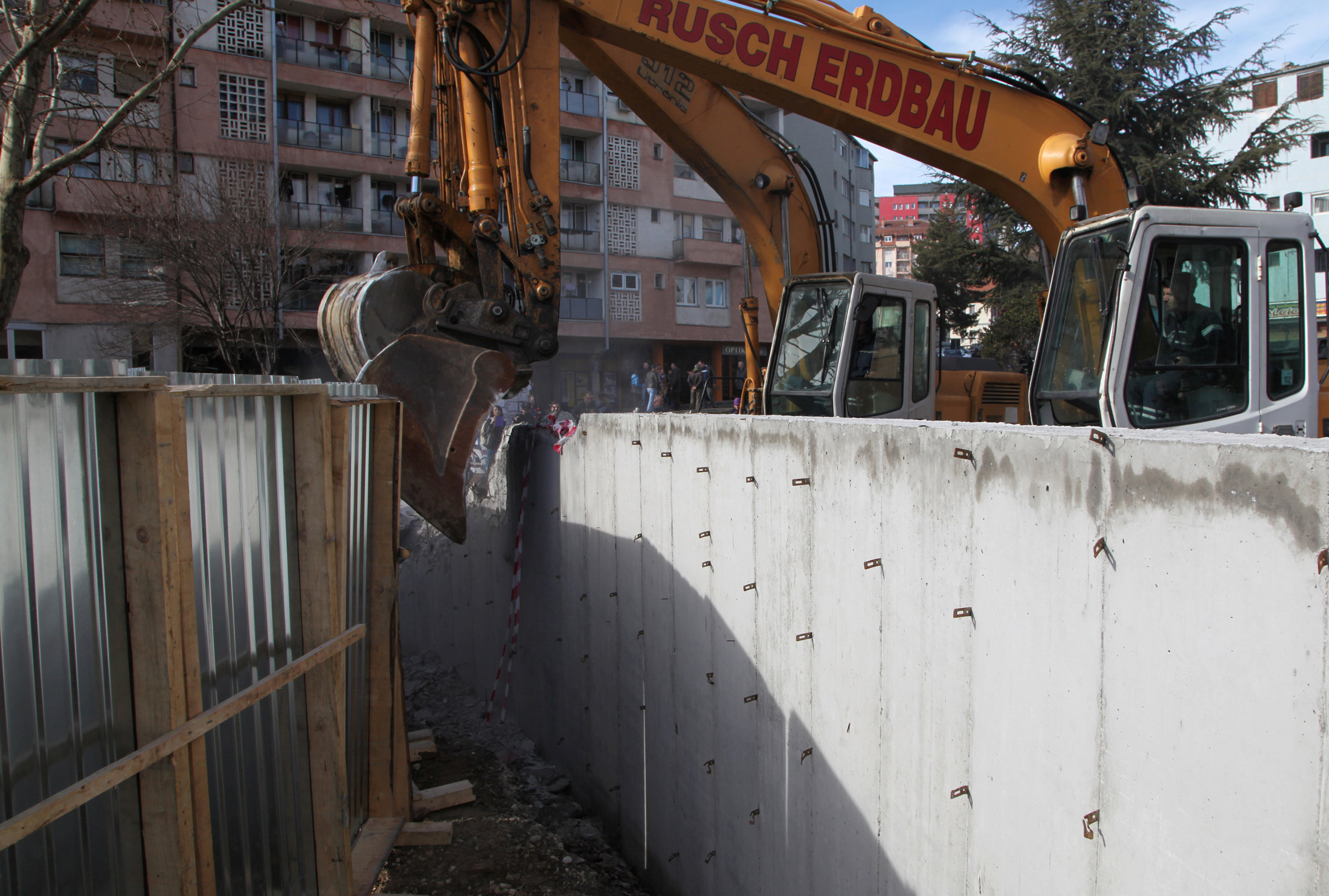 الجدار الفاصل بين صربيا وكوسوفو بمدينة ميتروفيتسا