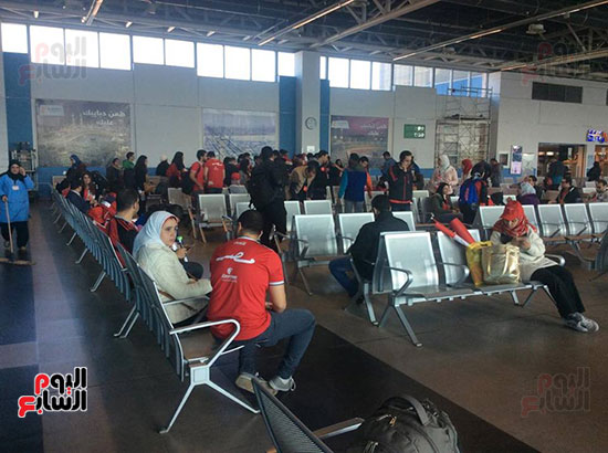 مشجعى-المنتخب-في-انتظتار-المغادرة-لحضور-المباراه