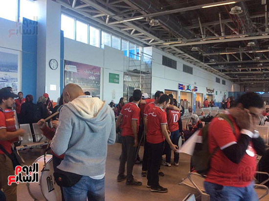 مشجعى-المنتخب-بالصالة--الموسمية-بالمطار