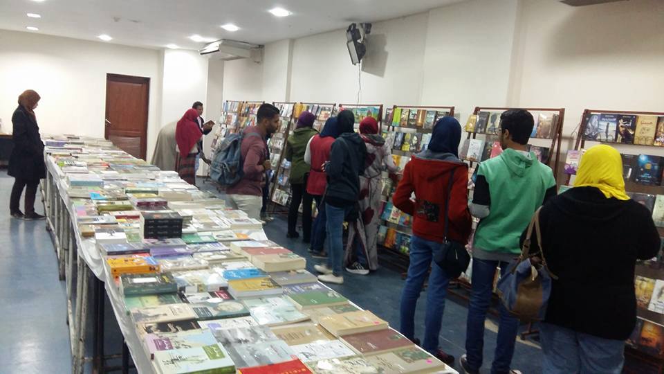 5- شباب الأقصر يقبلون علي معرض الاقصر للكتاب