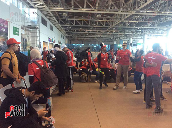 مشجعى-النتخب-القومى-يحملون-اعلام-مصر-بمطار-القاهرة