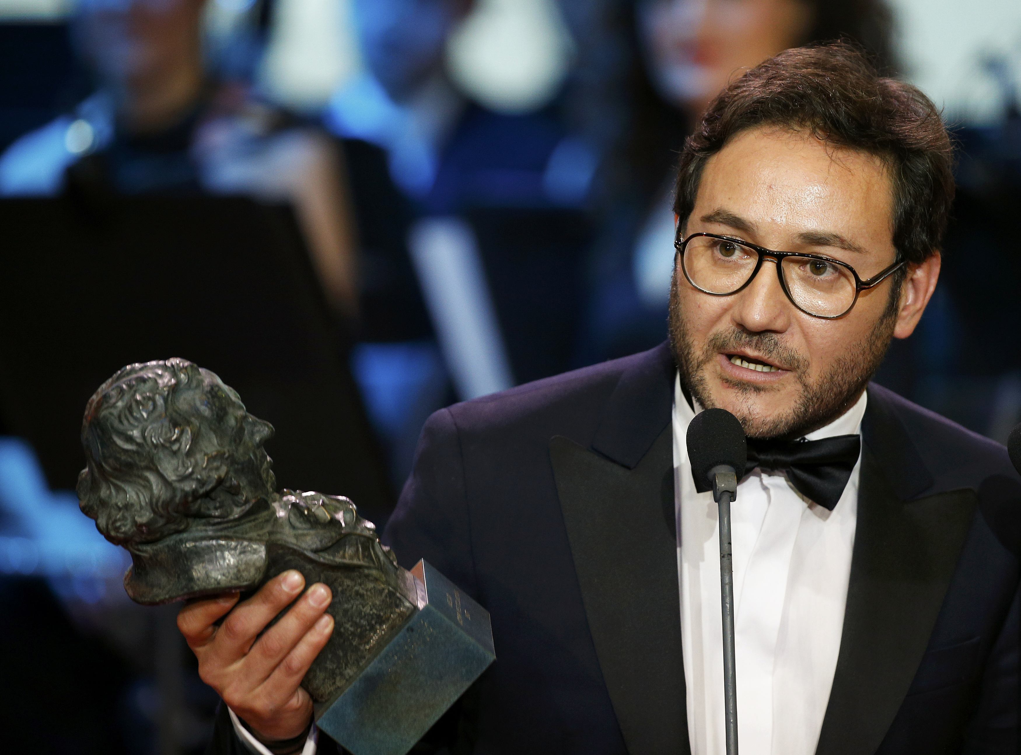 كارلوس سانتوس بعد تسلمه جائزة أفضل ممثل جديد