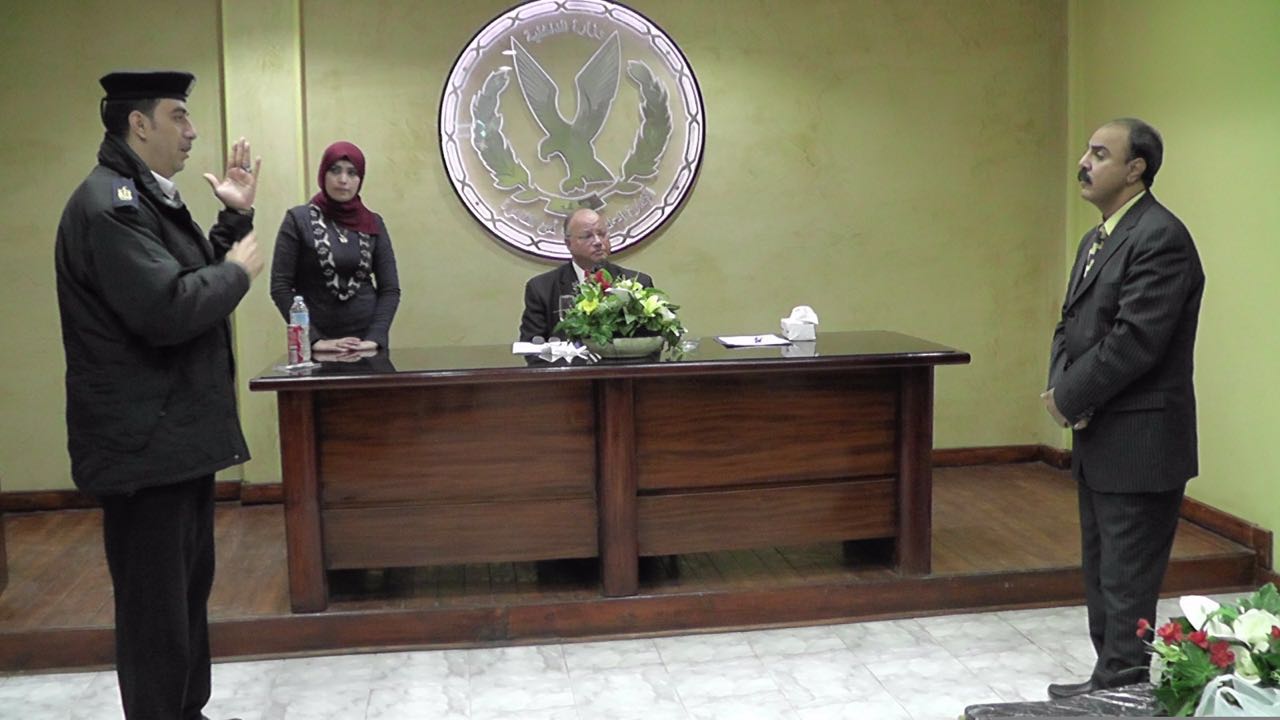 جانب من تعلم الضباط لغة الاشارة بحضور مدير امن القاهرة جانب من تعلم الضباط لغة الاشارة بحضور مدير امن القاهرة