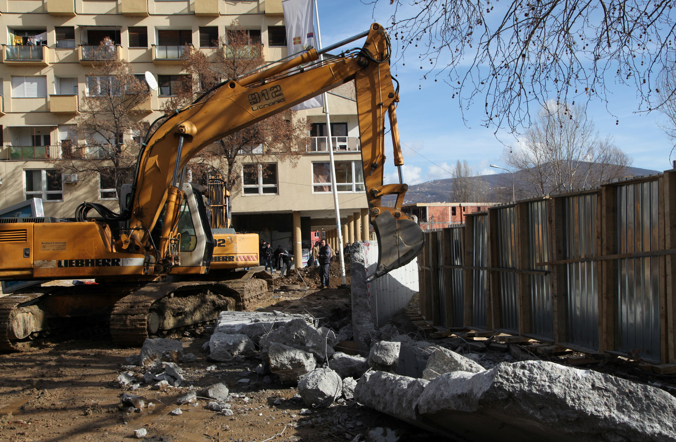 إزالة الجدار الفاصل بين صربيا وكوسوفو بمدينة ميتروفيتسا