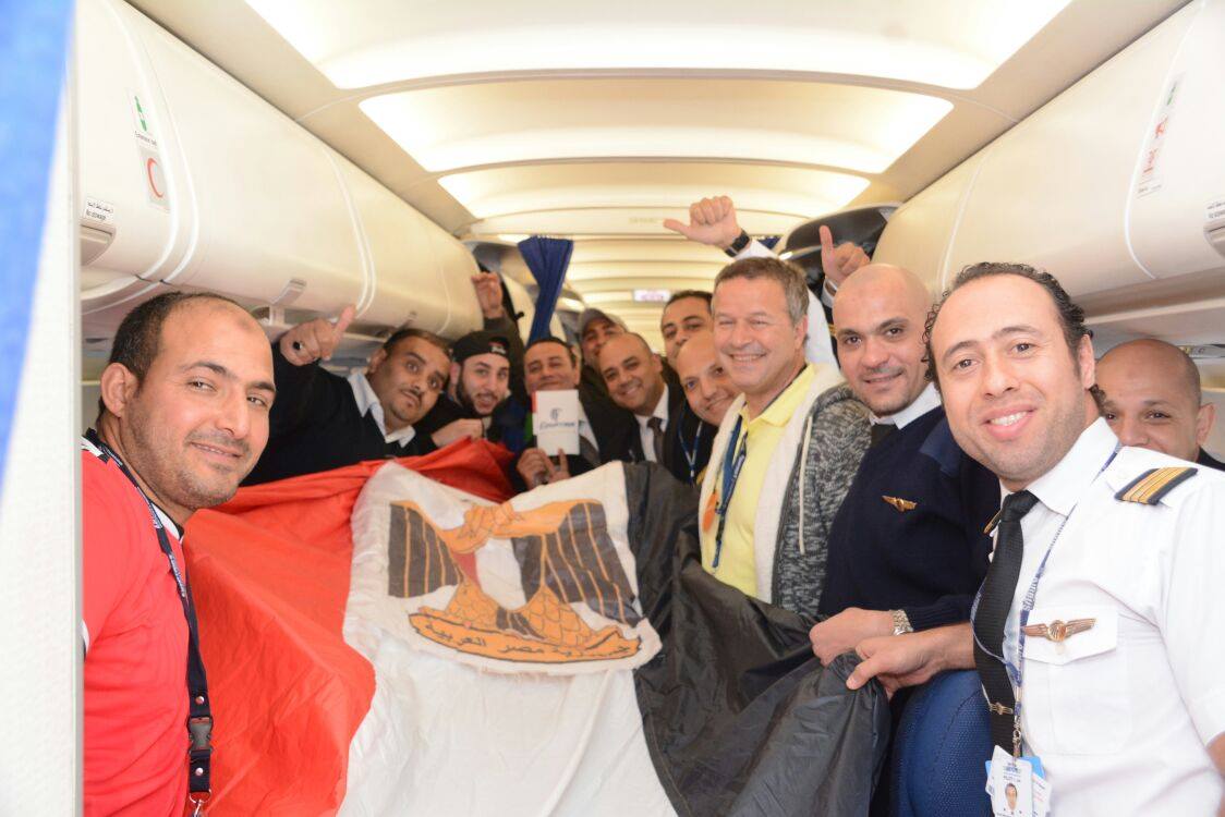 علم مصر يتوسط مشجعى  المنتخب