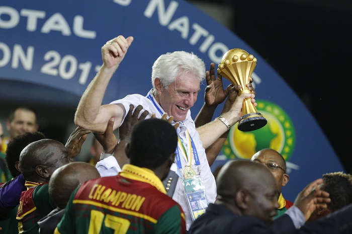 البلجيكى هوجو بروس يحمل كأس الأمم الأفريقية