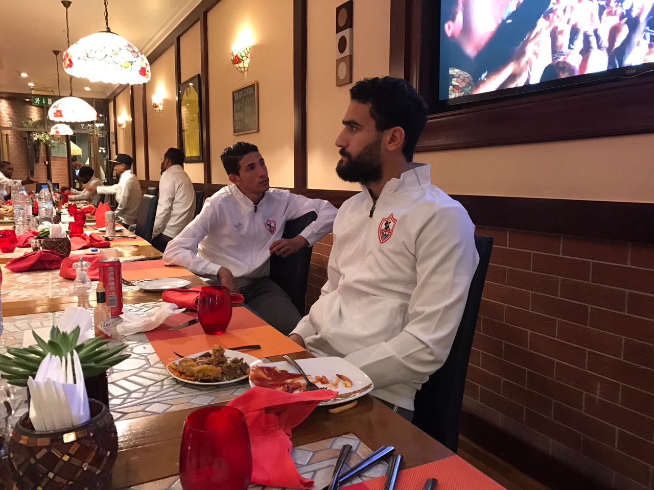 لاعبو الزمالك يتناولون العشاء