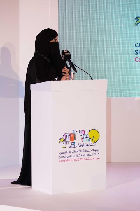 الدكتورة حصة الغزال المدير التنفيذى لـمكتب الشارقة صديقة للطفل تقدم كلمتها خلال المؤتمر