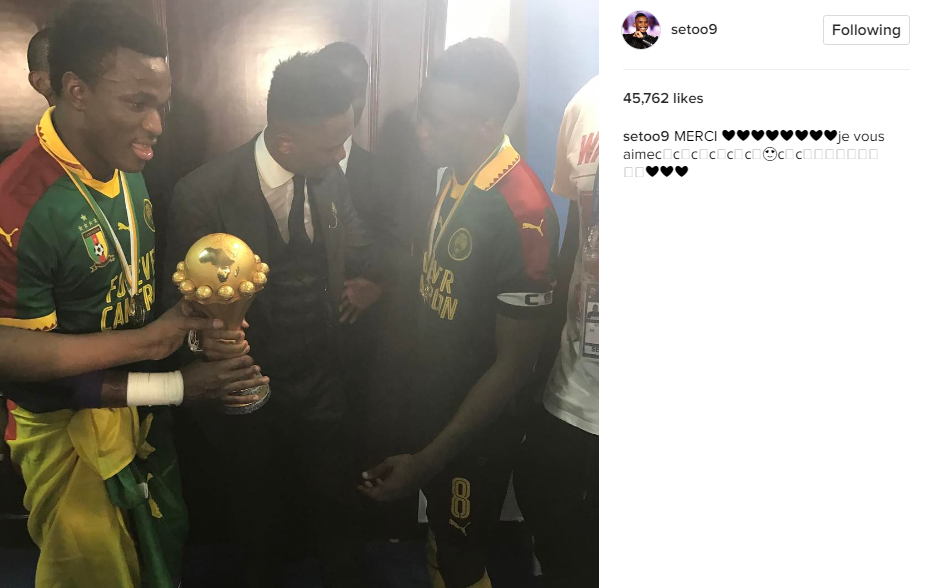 ايتو مع لاعبى الكاميرون والكأس الإفريقية
