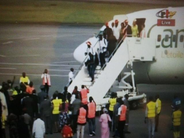 لحظة وصول منتخب الكاميرون فى الطائرة