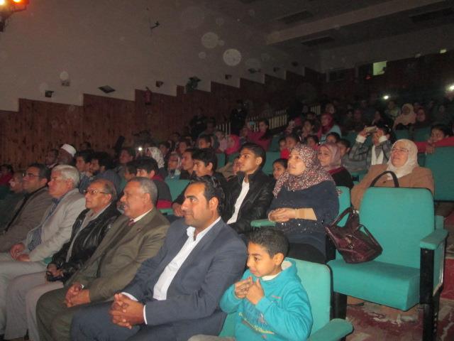 رئيس مدينة طور سيناء يشهد العرض المسرحي عاشقين ترابك 2 (4)