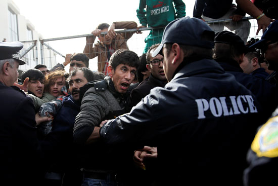 مهاجر-أفغاني-يصرخ-فى-وجه-أحد-ضباط-الشرطة