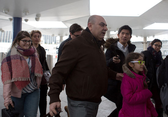 فؤاد-شريف-سليمان-وزوجته-وأطفاله-يصلون-لمبنى-رقم-1-في-مطار-جون-كنيدى