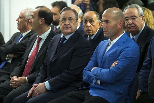 بيريز رئيس نادى ريال مدريد بجانبه المدرب زيدان