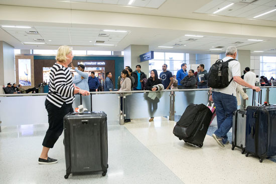وصول-المسافرين-الدوليين-في-مطار-دالاس