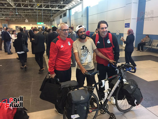 الشاب المصرى مع مدرب المنتخب كوبر
