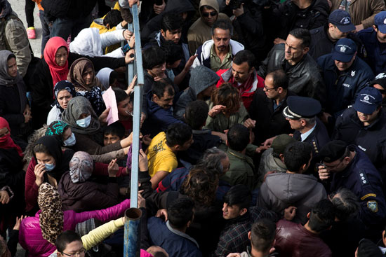 منع-اللاجئين-والمهاجرين-فى-مدخل-مخيم-للاجئين-بمطار-هيلينيكون