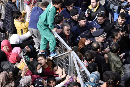 مهاجرون-عالقون-فى-مخيم-باليونان-يحتجون-على-ظروف-المعيشة