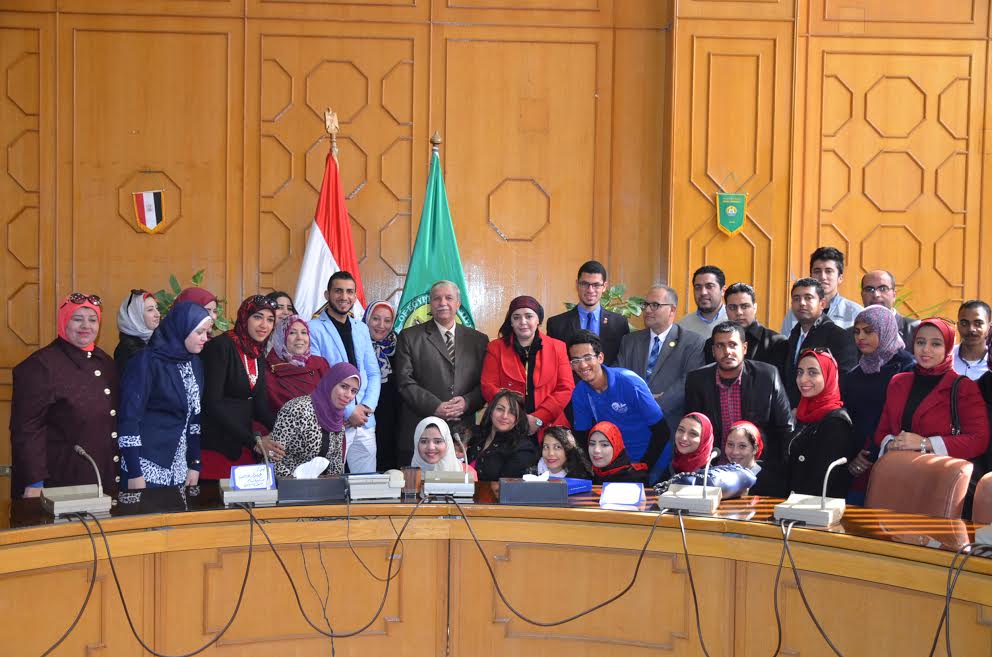 5- صورة جماعية لمحافظ  الإسماعيلية  مع شباب وأعضاء الجمعية